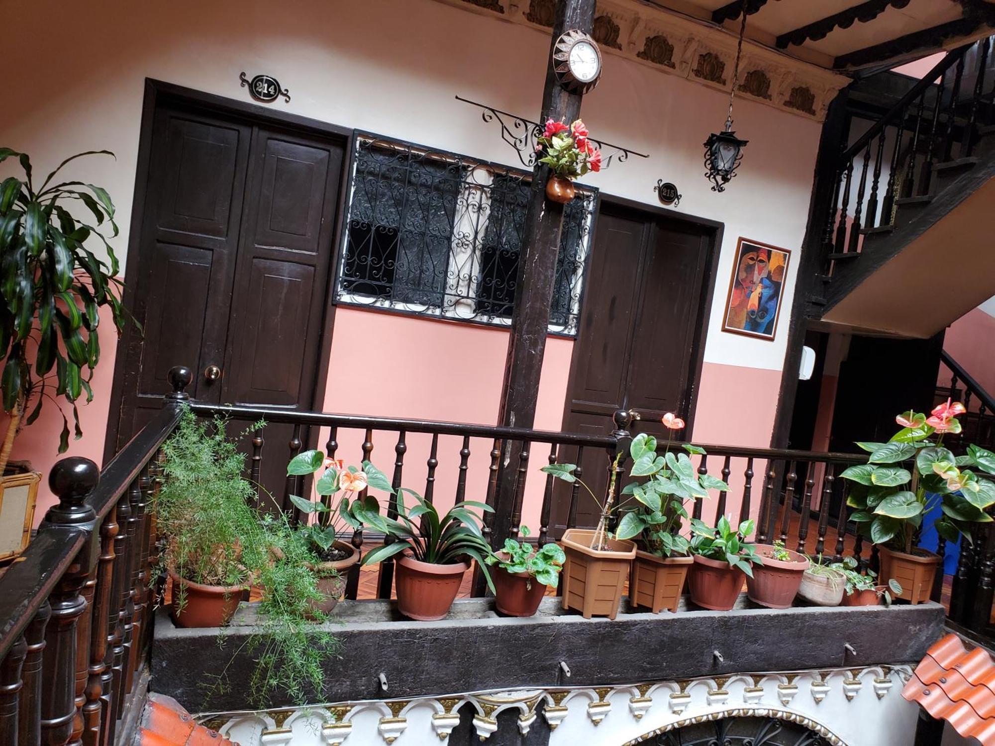 Hostal Juana De Arco กีโต ภายนอก รูปภาพ