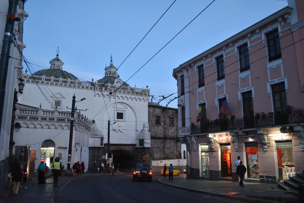 Hostal Juana De Arco กีโต ภายนอก รูปภาพ